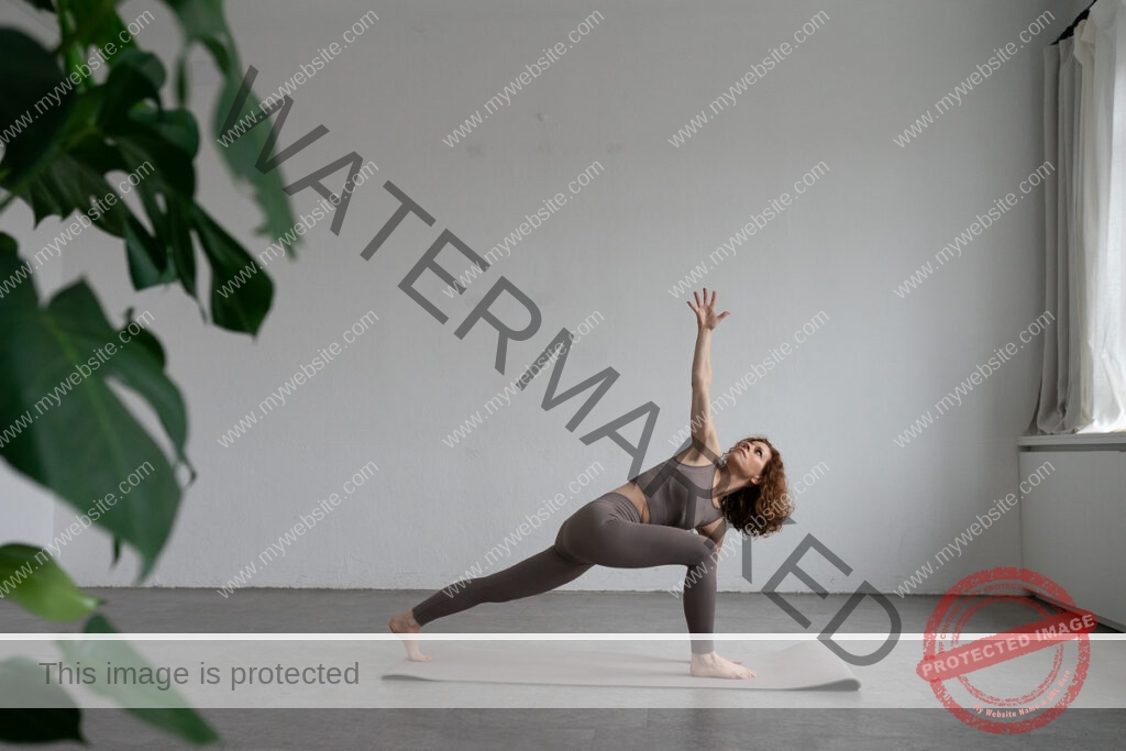 Sabrina ist auf einer Yogamatte zu sehen in einer Yogahaltung.